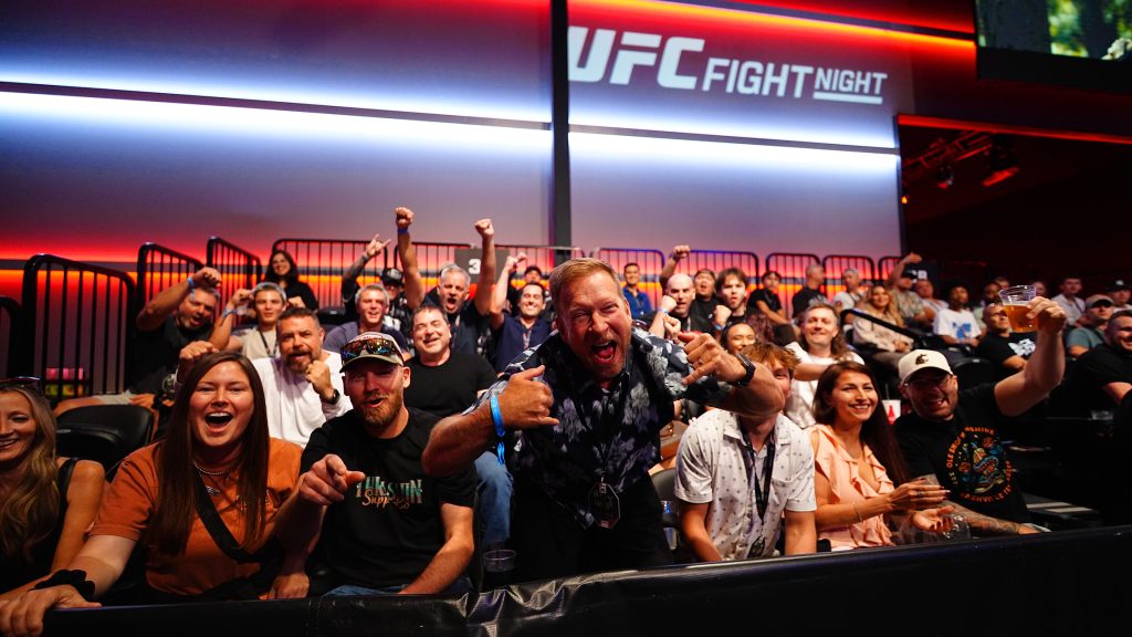 meta-apex-fight-night-120-crowd-excited-fifty-frame-creatives.JPG